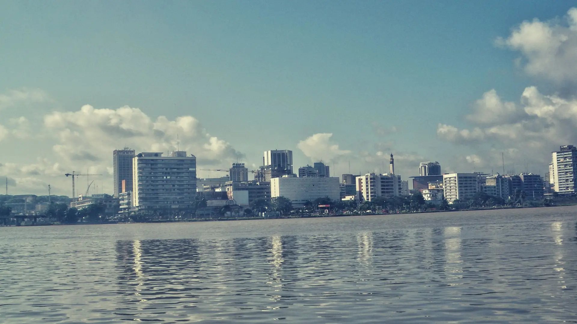 Le Plateau, quartier d'affaires d'Abidjan, vu depuis la lagune Ébrié