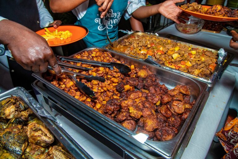 La cuisine ivoirienne au quotidien : marchés, plats populaires et transmission