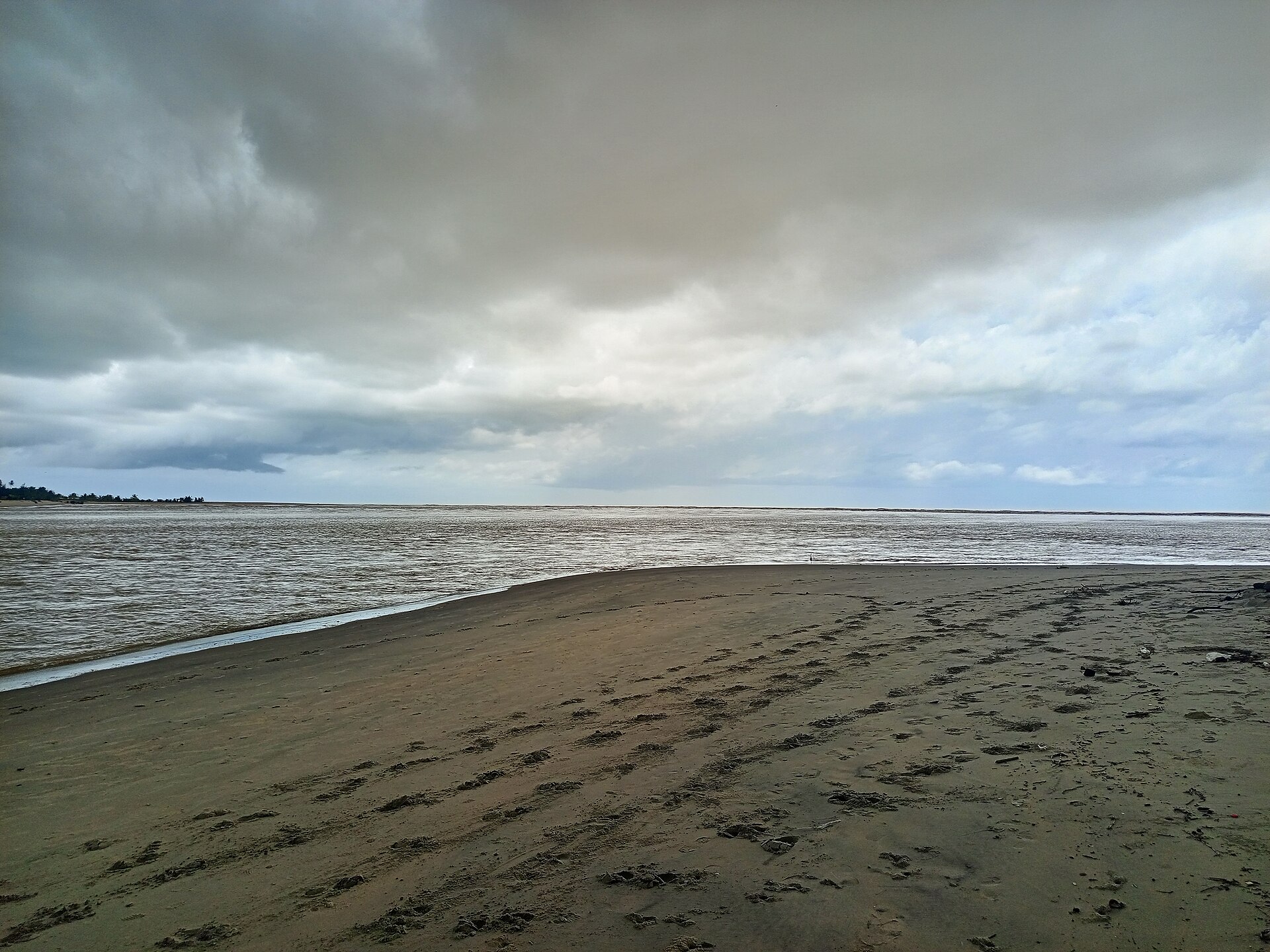 Bande de sable à l'embouchure où la lagune rejoint l'océan, à Assinie