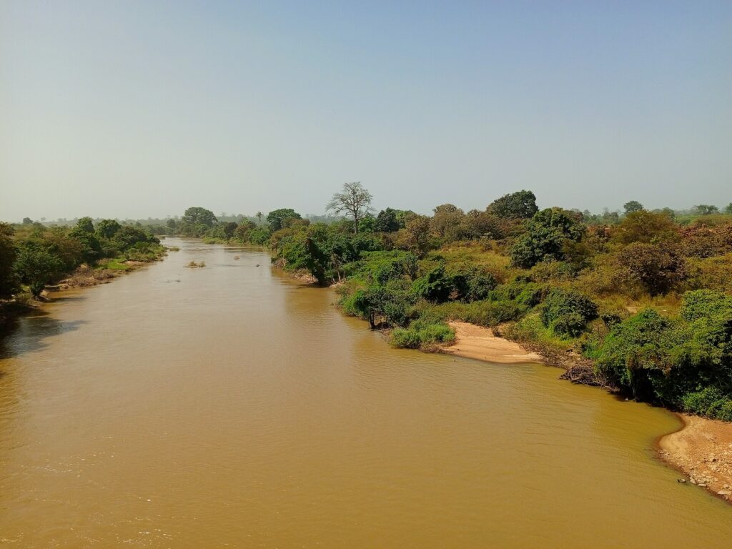 Le fleuve Bandama bordé de forêt-galerie et de savane arborée, près de Zuénoula, dans la région de la Marahoué