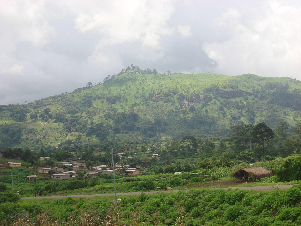 Collines verdoyantes et cultures autour de la ville de Biankouma, dans l’ouest montagneux