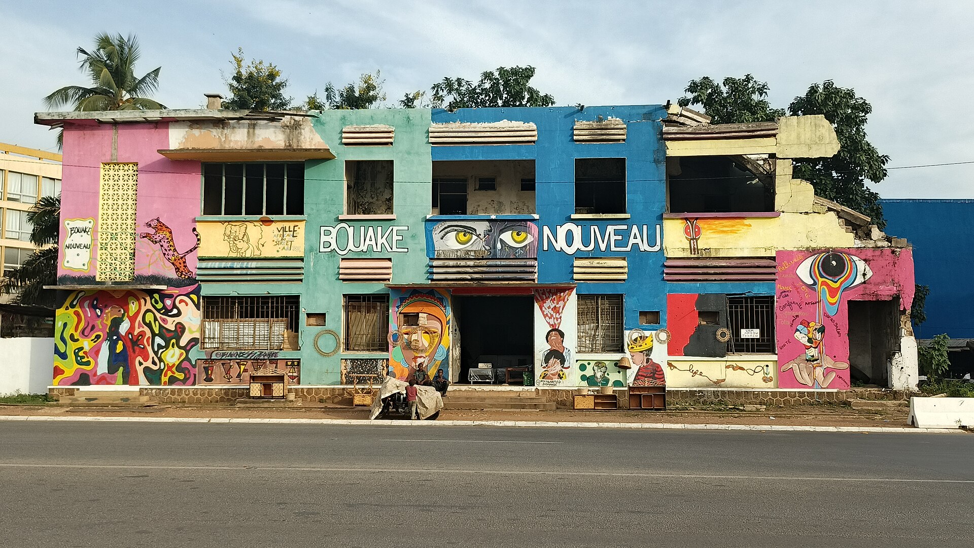 Façade d'un immeuble de Bouaké repeinte de couleurs vives