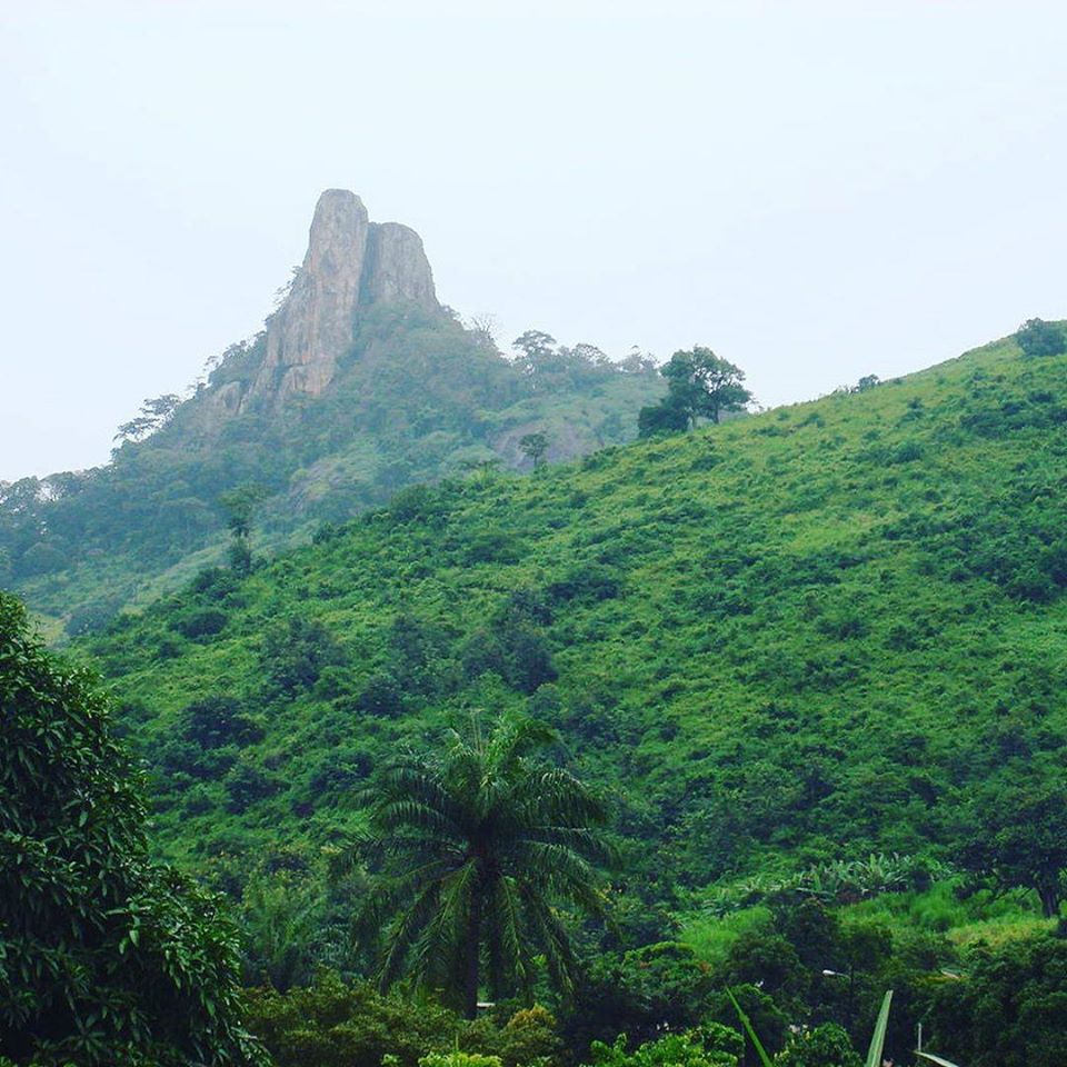 La Dent de Man, piton rocheux dominant la forêt de la région de Man