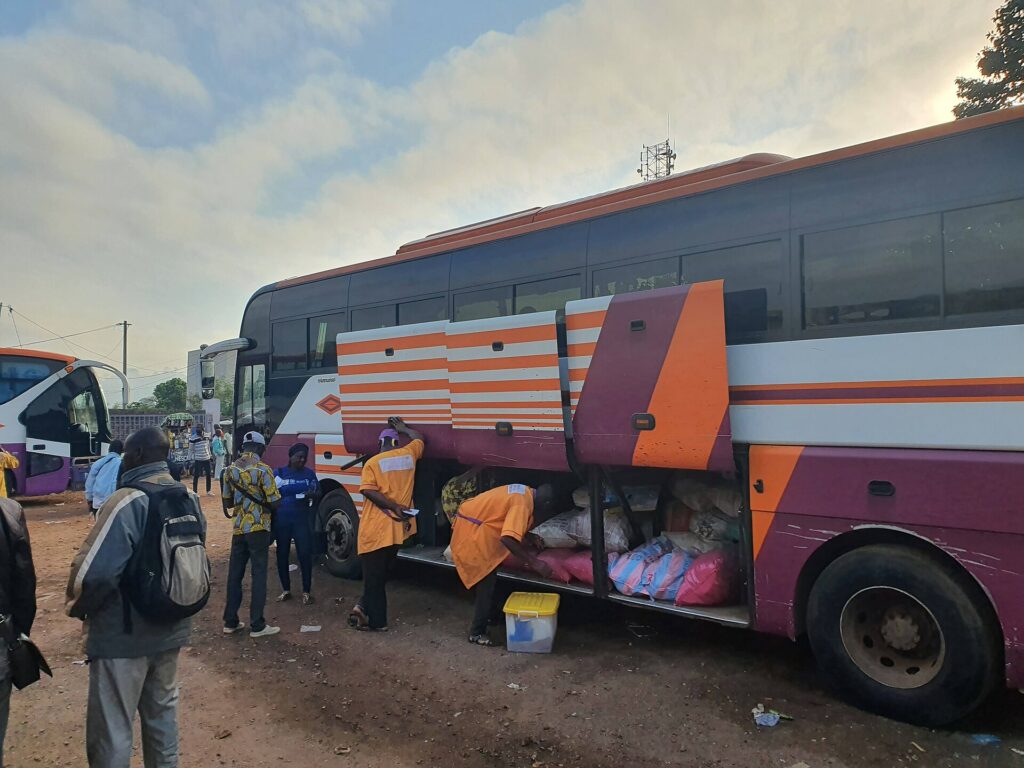 Autocar de voyageurs stationné à la gare routière de Man pendant le chargement des bagages