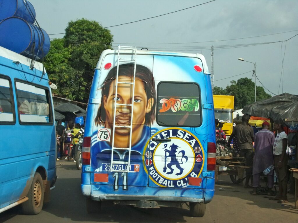 Gbaka, minibus de transport en commun, décoré du portrait d'un footballeur