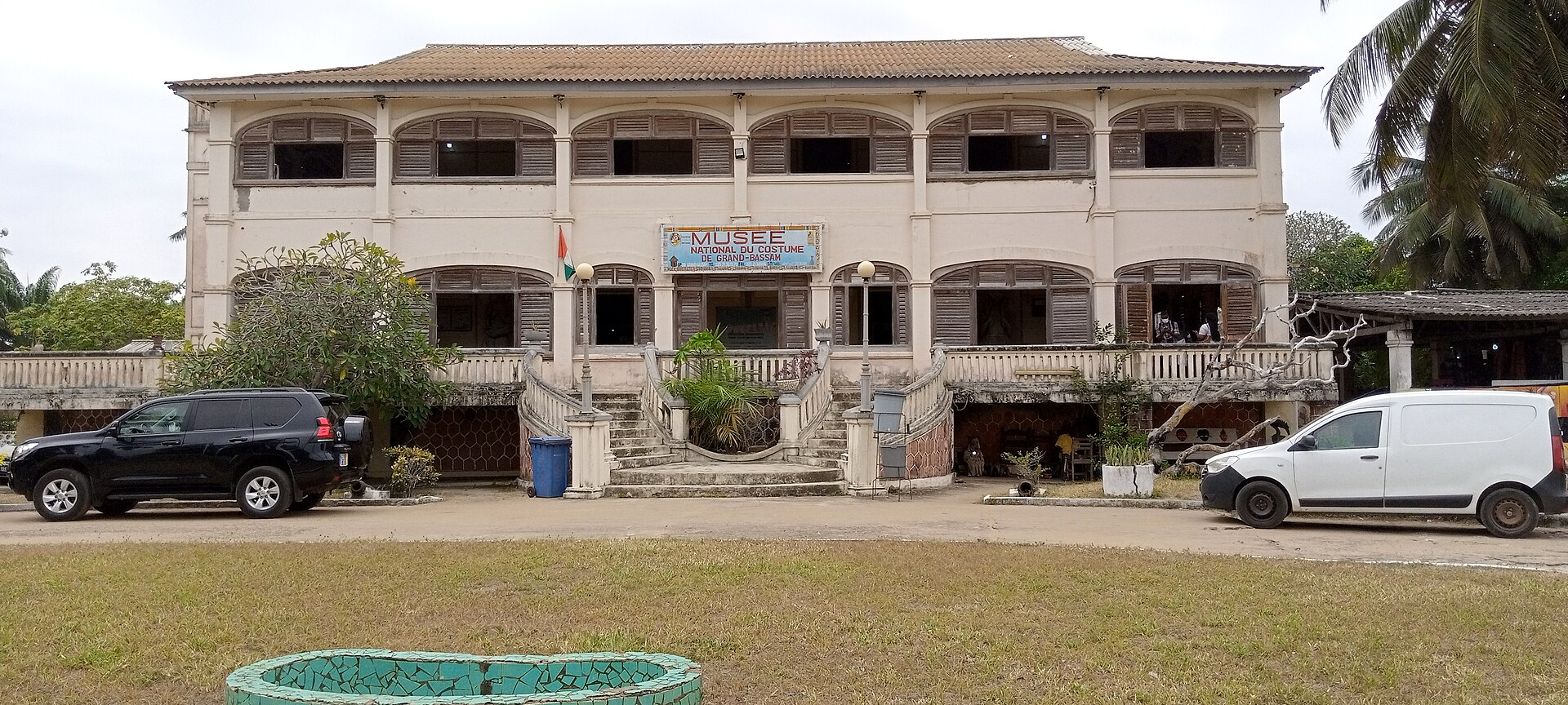 Façade coloniale du Musée national du costume, dans le quartier France de Grand-Bassam