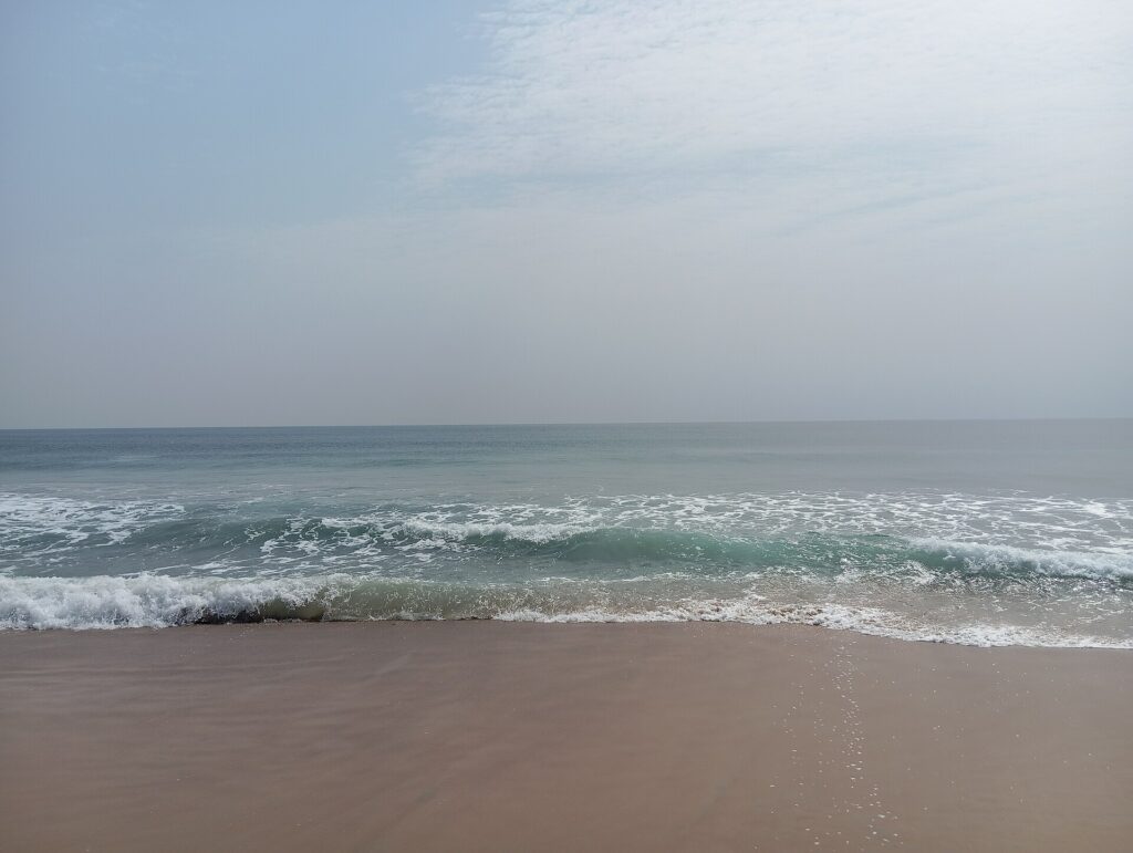 Vagues de l'océan Atlantique sur la plage de sable de Grand-Bassam