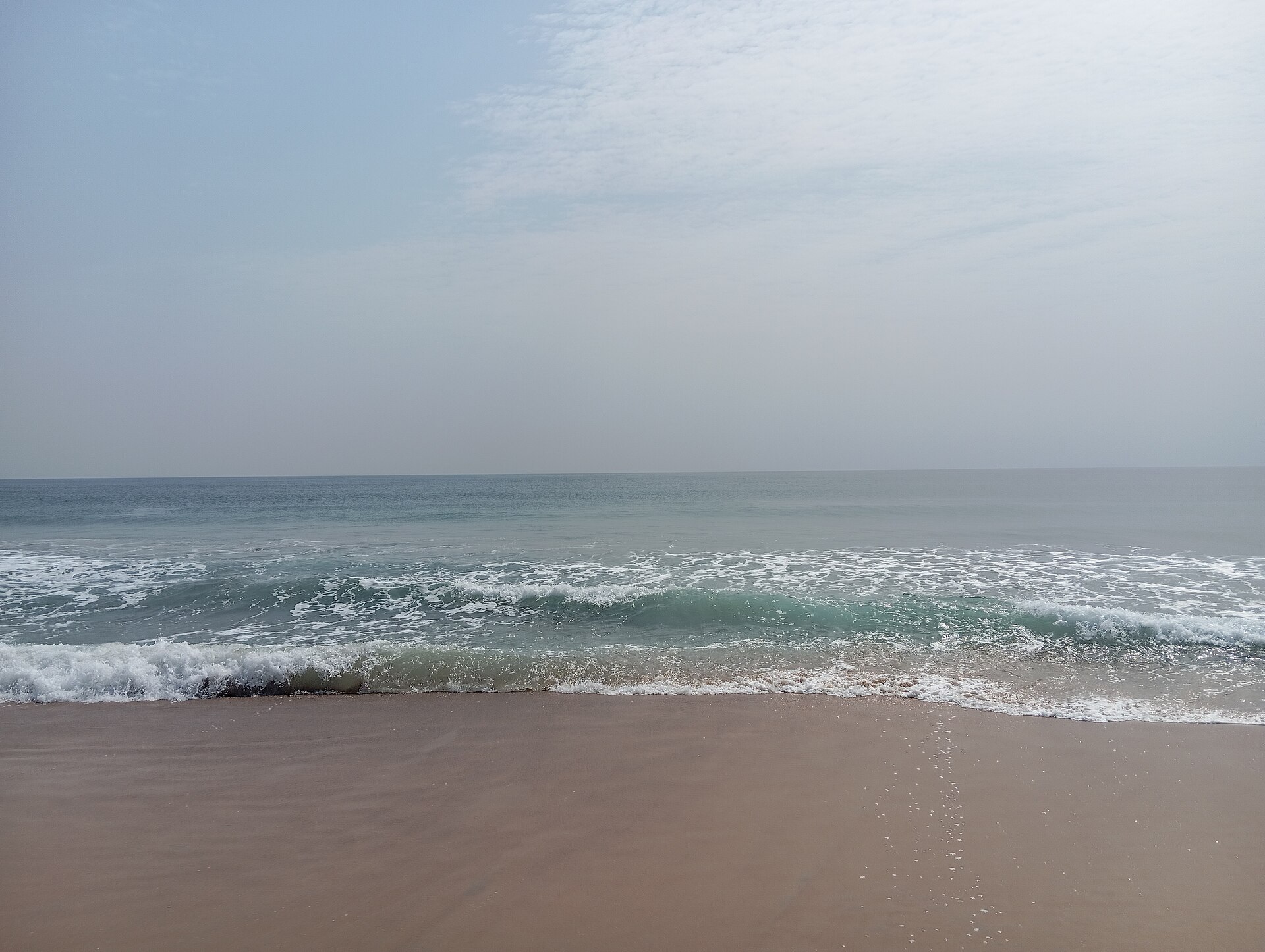 Vagues de l'océan Atlantique sur la plage de sable de Grand-Bassam