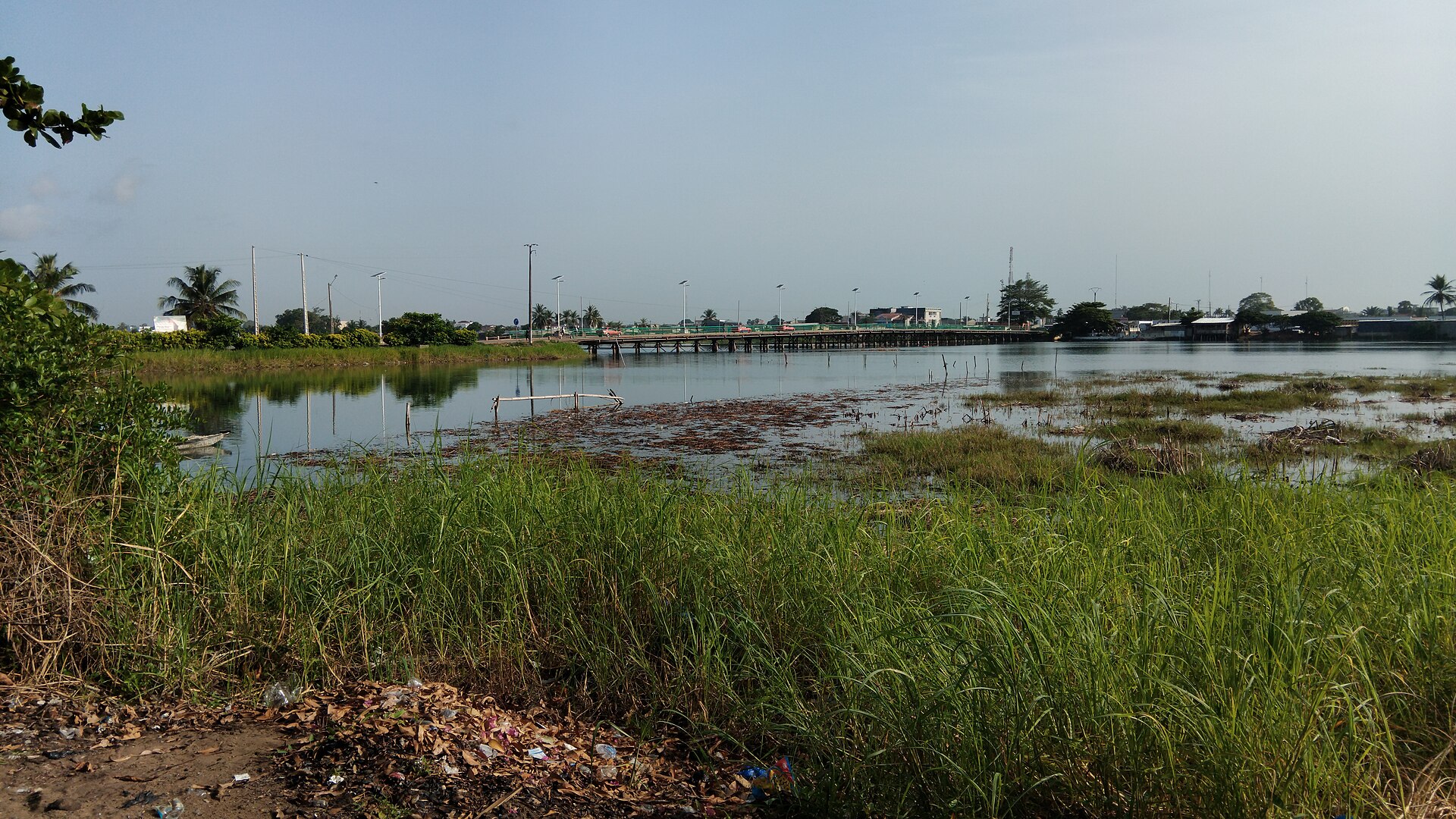 Le pont de la Victoire enjambant la lagune Ouladine à Grand-Bassam