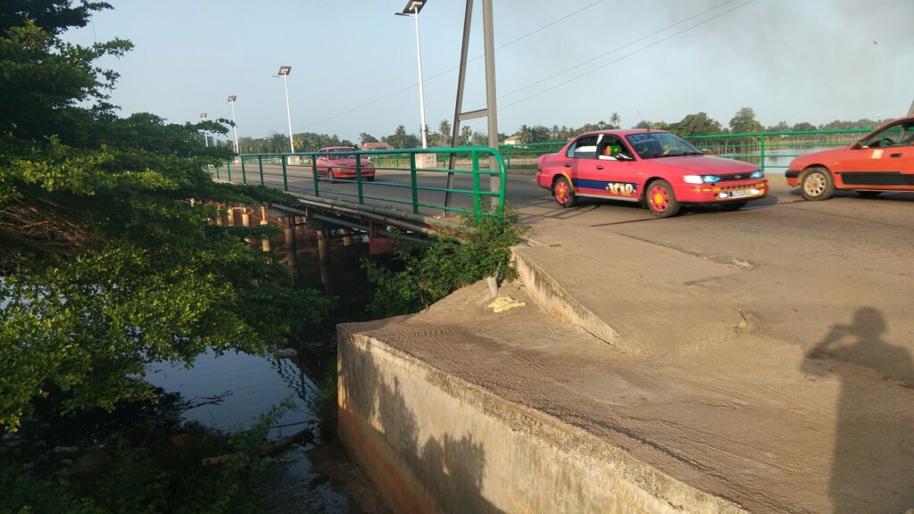 Piliers et tablier du pont de la Victoire à Grand-Bassam au-dessus de la lagune