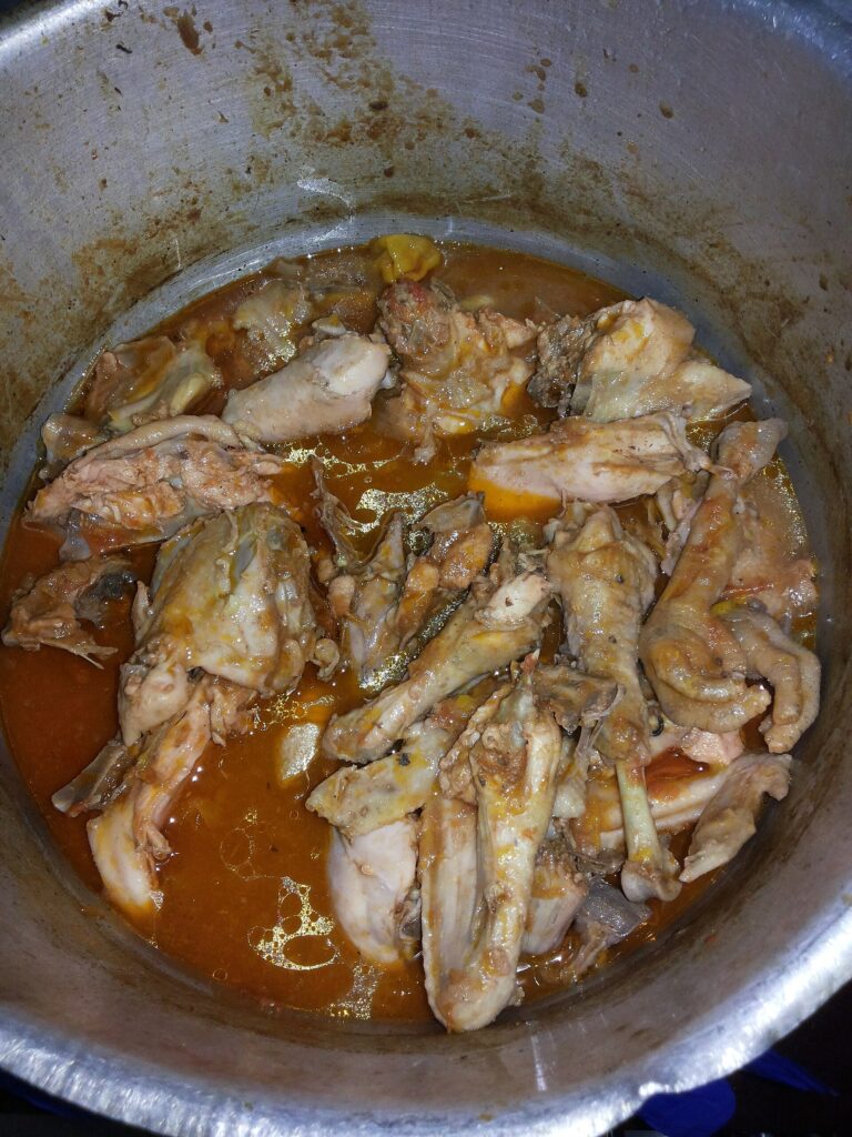 Kédjénou de poulet mijoté dans une marmite en aluminium