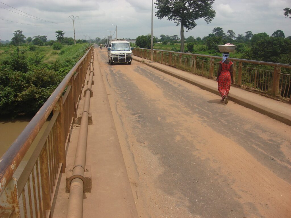 Pont routier franchissant la Marahoué, aussi appelée Bandama rouge, à l’entrée sud de Bouaflé