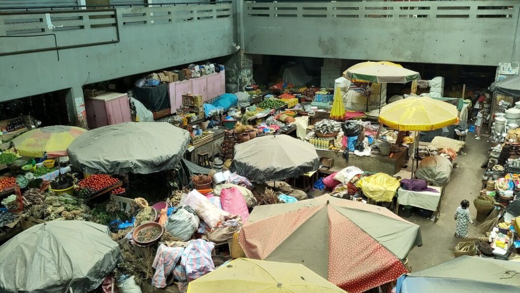 Vue plongeante sur les étals colorés et les parasols du marché de Treichville à Abidjan