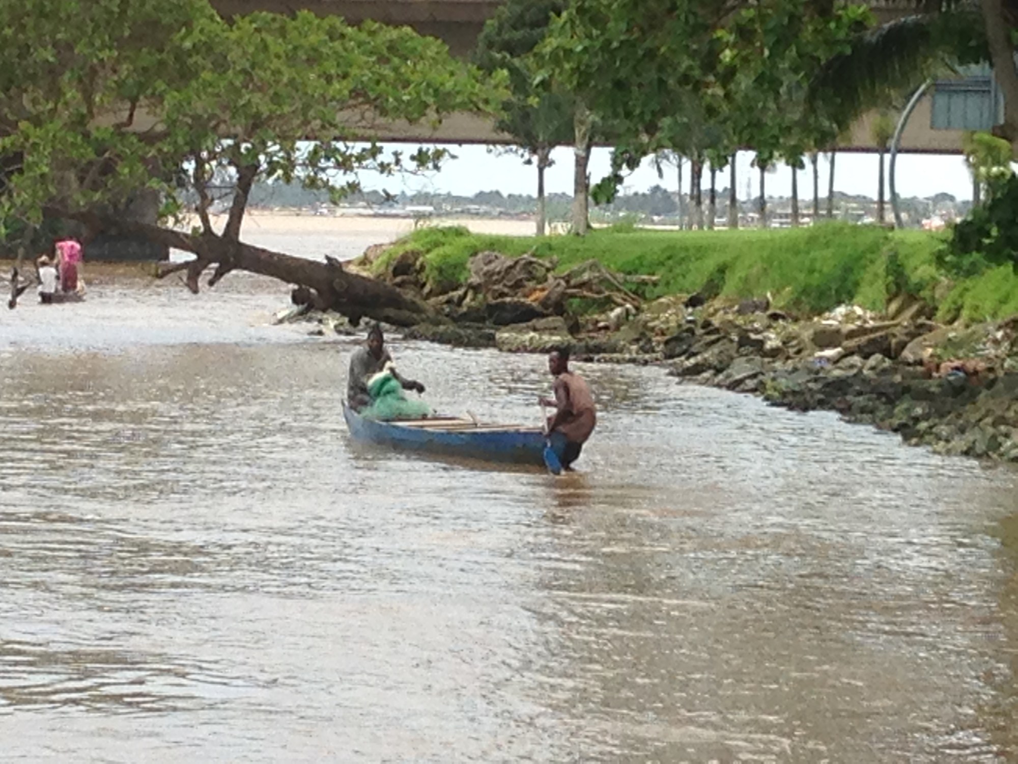 Piroguiers sur la lagune Ébrié au Plateau, à Abidjan