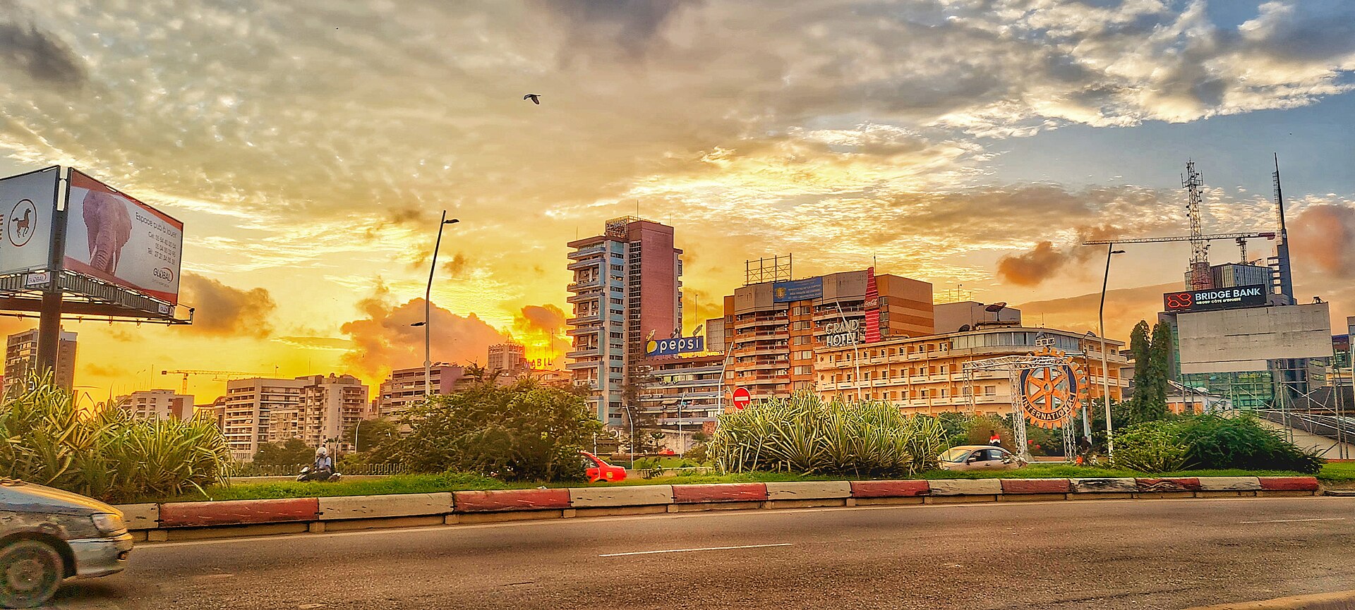 Immeubles du Plateau, à Abidjan, éclairés par le soleil couchant, vus depuis le pont Général-de-Gaulle