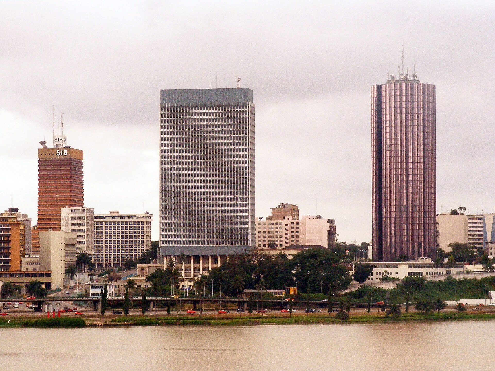 Les tours du Plateau, quartier d'affaires d'Abidjan, vues depuis Cocody de l'autre côté de la lagune Ébrié