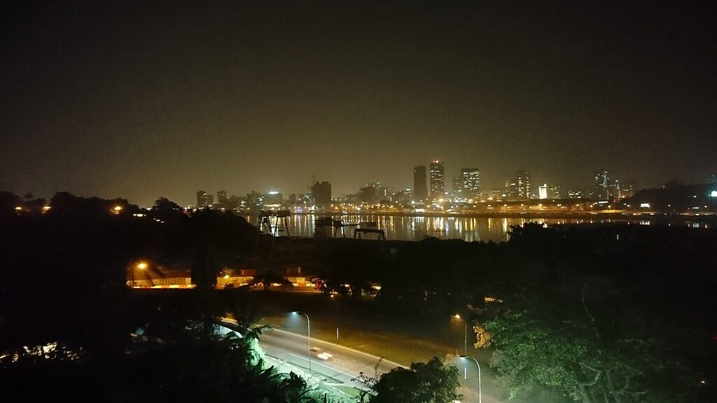 Les tours du Plateau illuminées la nuit, au bord de la lagune Ébrié à Abidjan