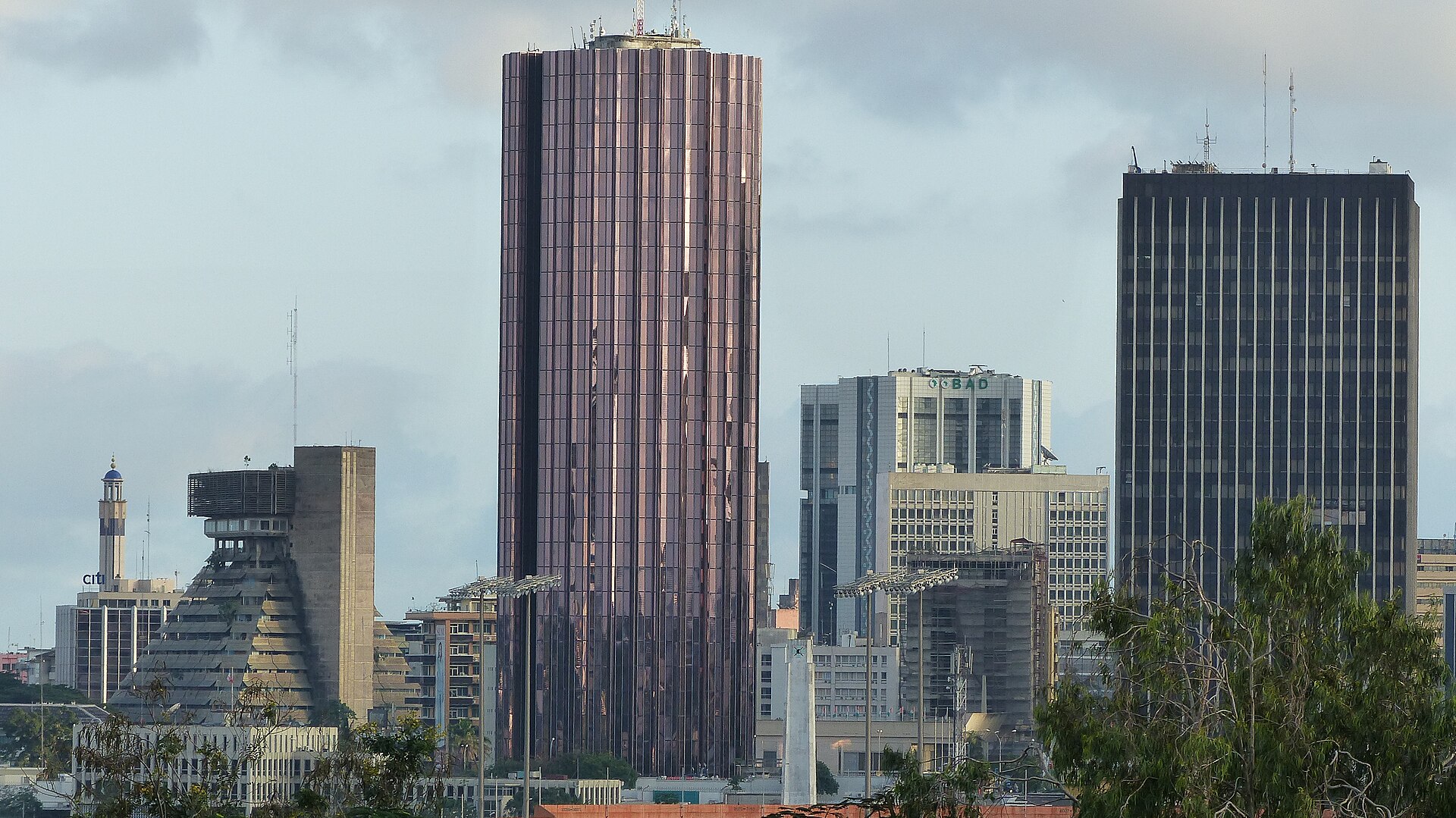 Tours de bureaux du Plateau à Abidjan, dont la tour en pyramide inversée et les gratte-ciel du quartier des affaires