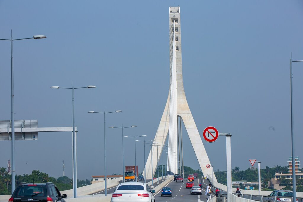 Pylône blanc du pont à haubans Alassane Ouattara, qui relie Cocody au Plateau, avec la circulation sur le tablier