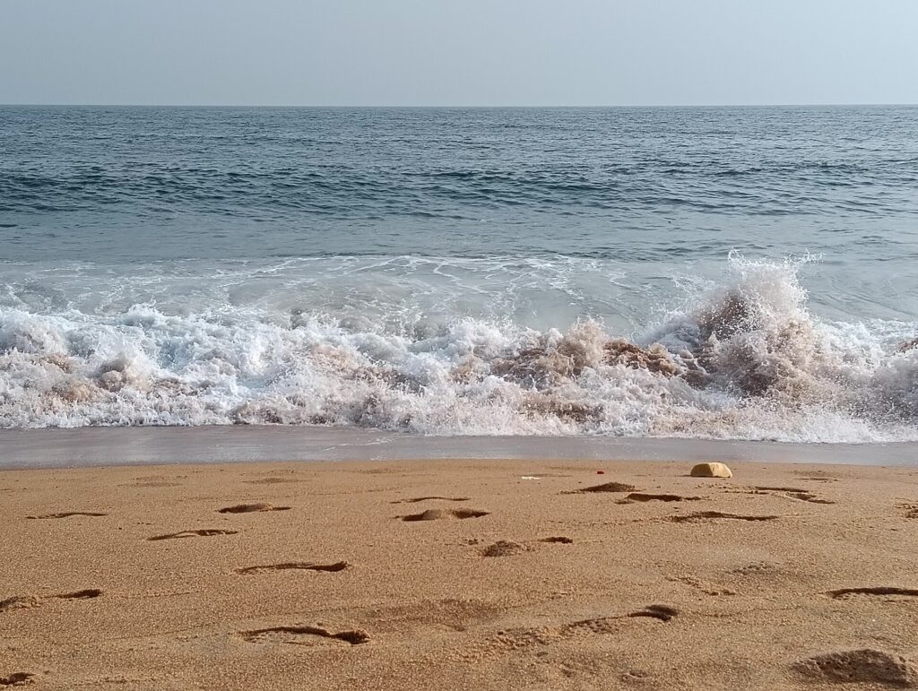 Vagues se brisant sur le sable d’une plage de Port-Bouët, à Abidjan