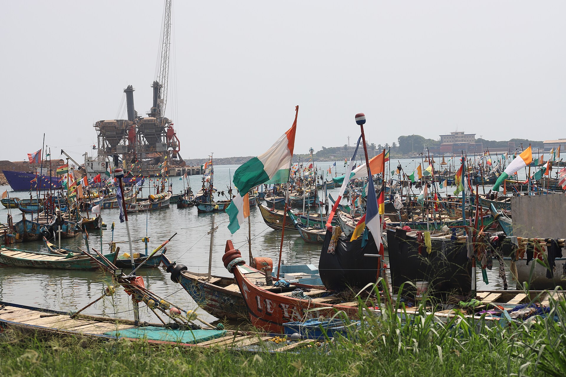 Pirogues de pêche colorées, pavoisées du drapeau ivoirien, au port de pêche artisanale de San-Pédro