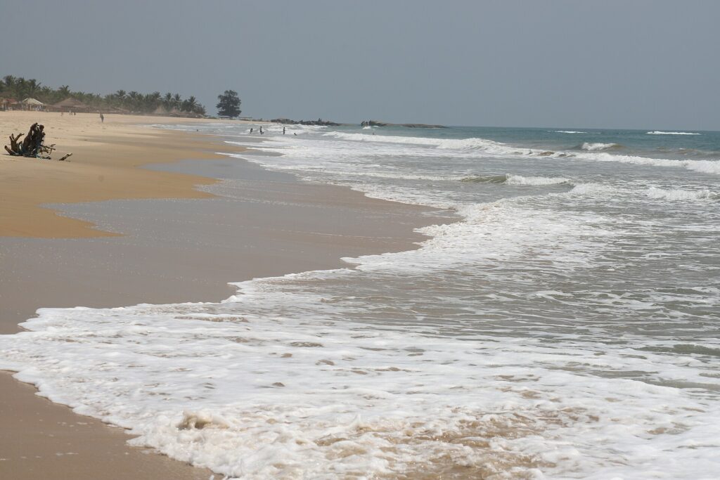 Plage de sable et vagues de l’océan Atlantique près du Rocher des amoureux à San Pedro