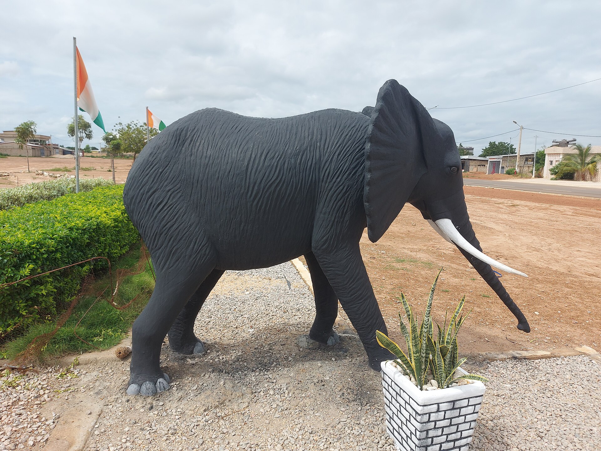 Statue d'éléphant à Korhogo, rappel de l'animal emblème de la Côte d'Ivoire