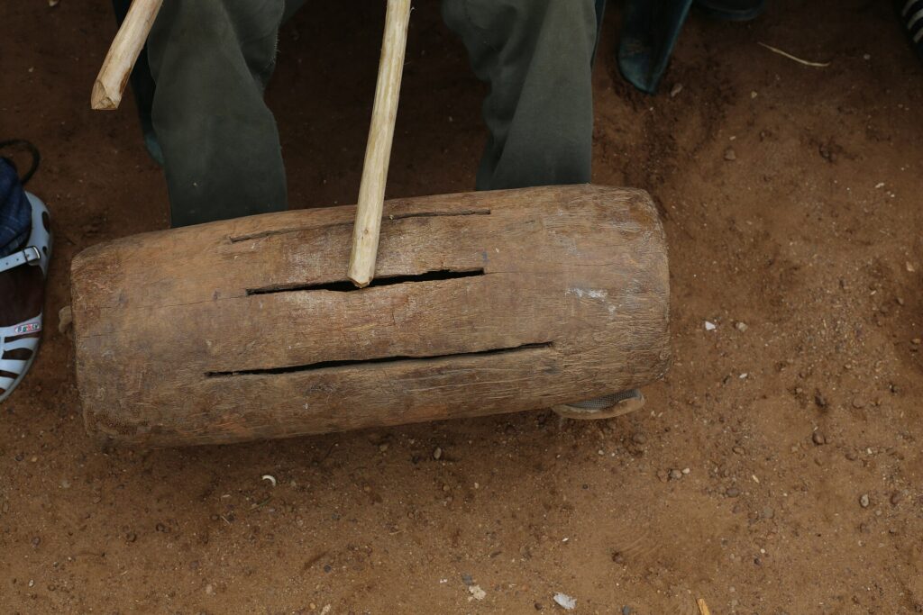 Percussionniste gouro jouant d’un tambour traditionnel lors du Festival des arts et de la culture de Gohitafla