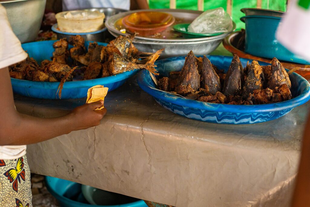 Plats de garba, attiéké et thon frit, servis à un étal à Yamoussoukro